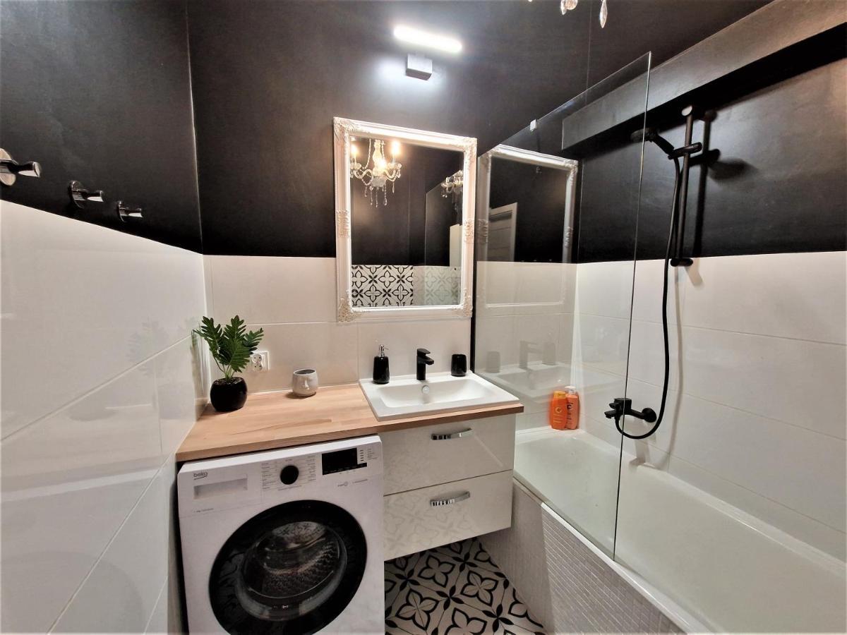 J&W Apartments Swietojanska Rooms Warschau Exterior foto